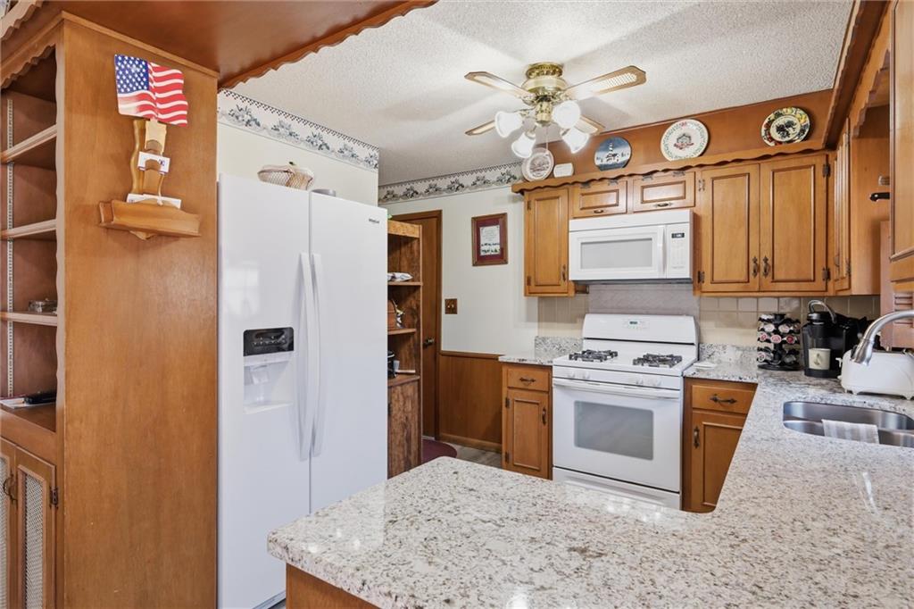 4821 Bond Street Shawnee, KS 66203 - Photo 10 of 30