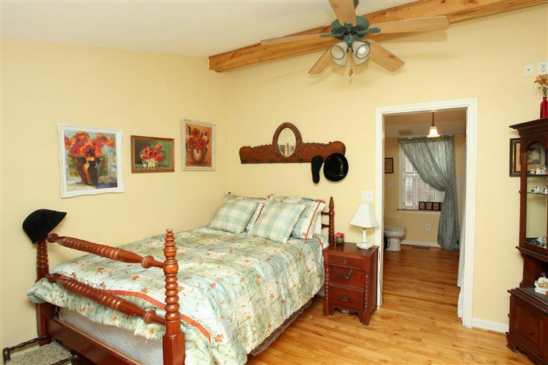 1328 Carry Nation Road Lancaster, KY 40444 - Photo 18 of 43 Bedroom has it's own half-bath with a bi