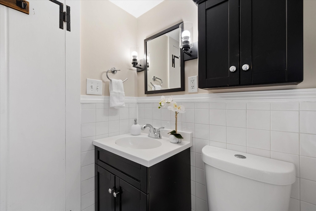 85 Franklin Road Longmeadow, MA 01106 - Photo 24 of 32 a bathroom with a sink and a mirror