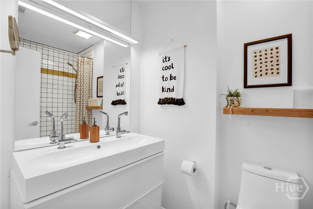 1520 East 49th Street Savannah, GA 31404 - Photo 25 of 40 Guest Bath Vanity