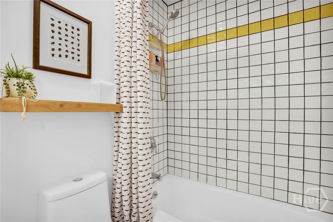 1520 East 49th Street Savannah, GA 31404 - Photo 26 of 40 Guest Bath Shower