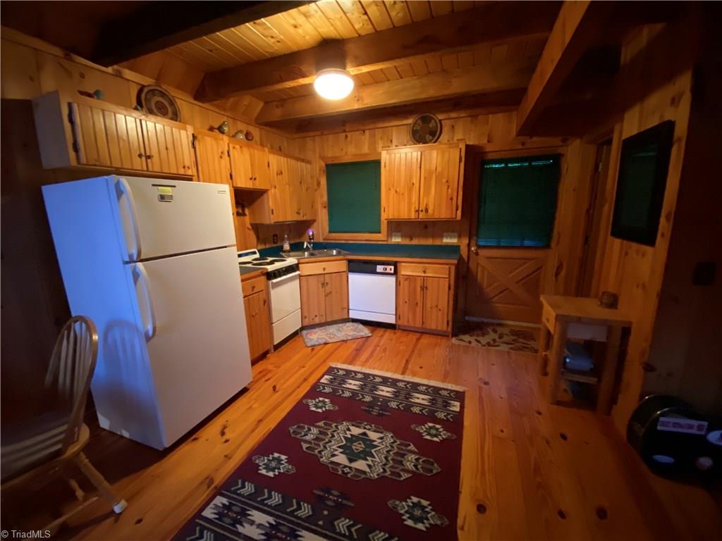 323 Doe Run Purlear, NC 28665 - Photo 3 of 10 Gallery Image 3