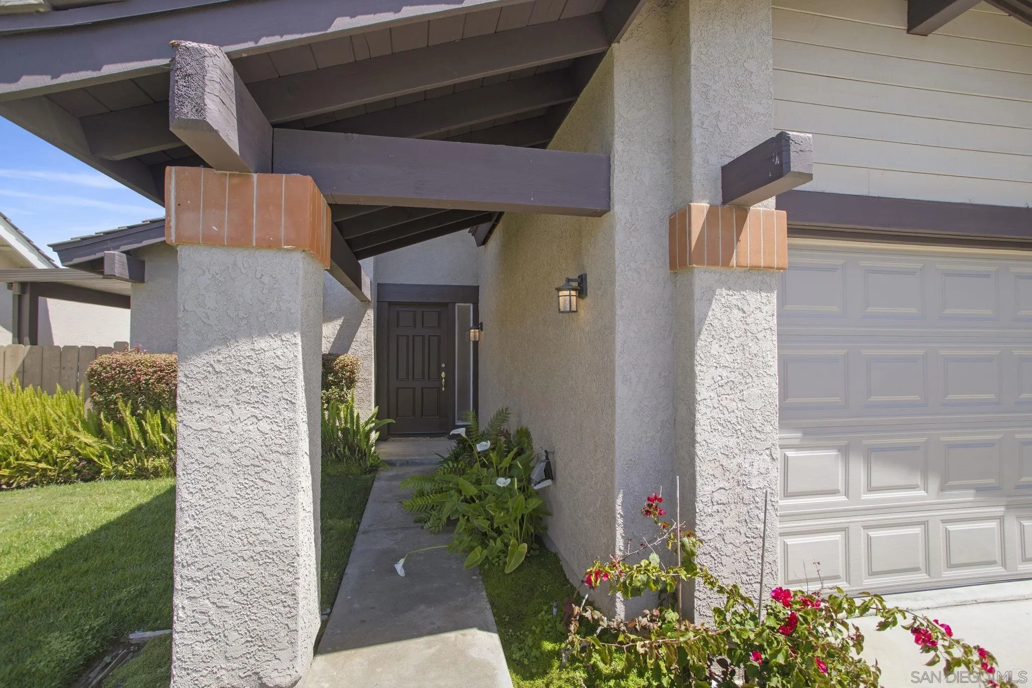 541 Cloudview Lane Encinitas, CA 92024 - Photo 2 of 25 a front view of a house with plants