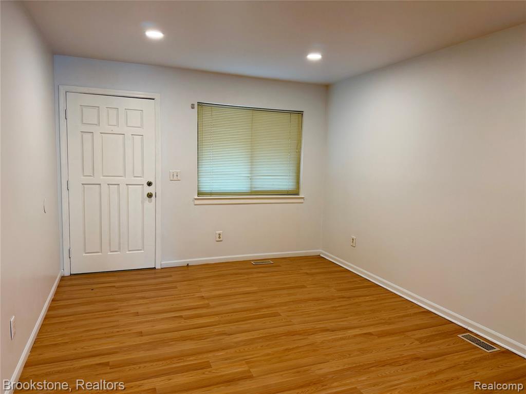 8401 18 18 Mile Road, Unit 196 Sterling Heights, MI 48313 - Photo 2 of 16