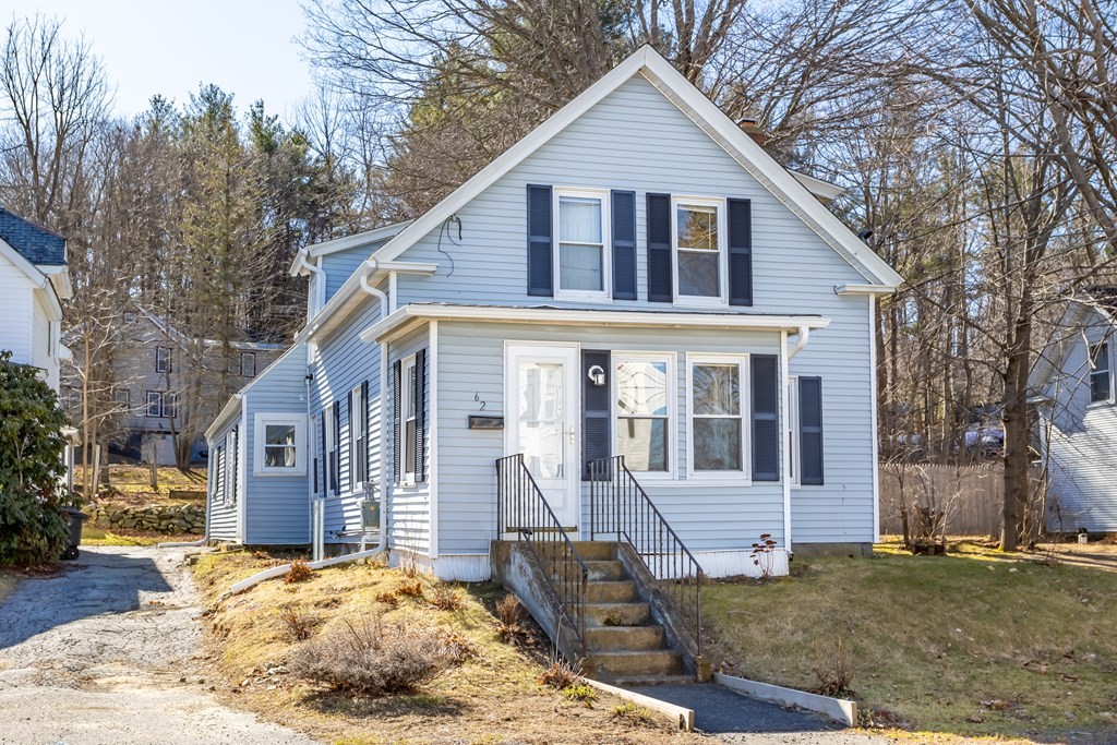 a view of a house with a yard