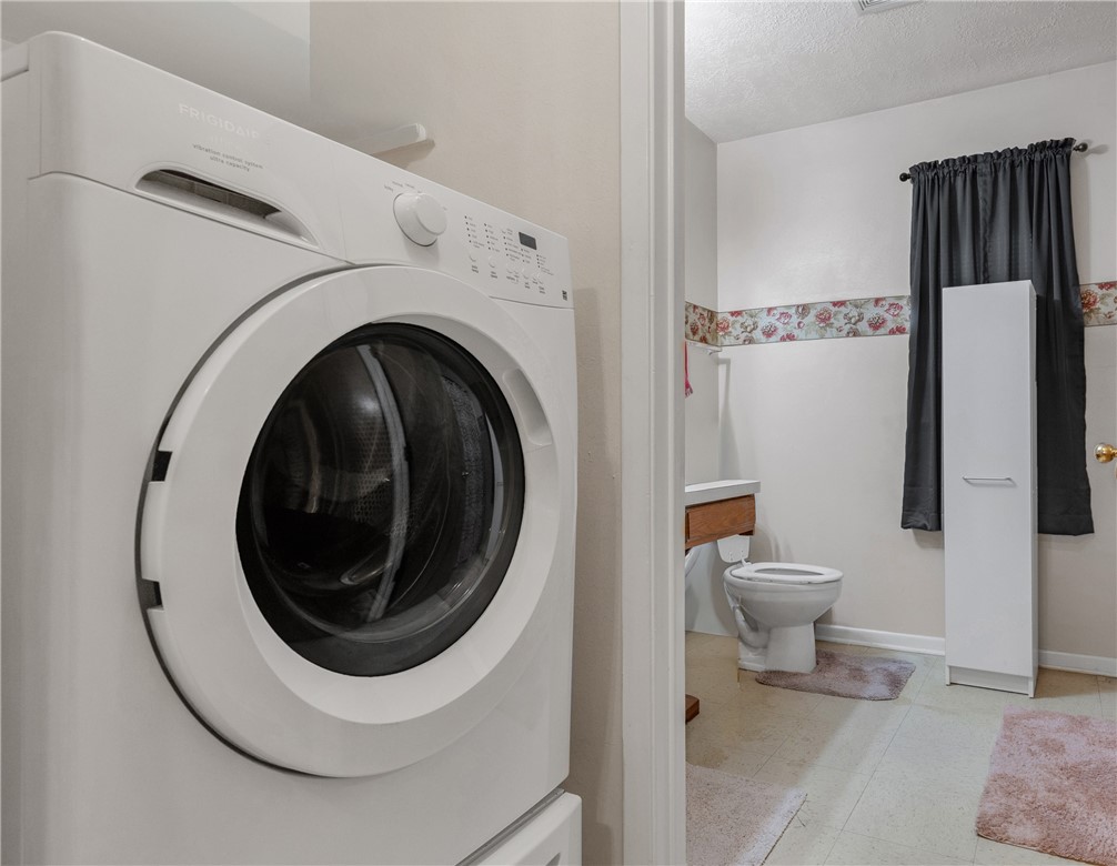 1009 West 17th Street Bryan, TX 77803 - Photo 10 of 11 a utility room with dryer and washer