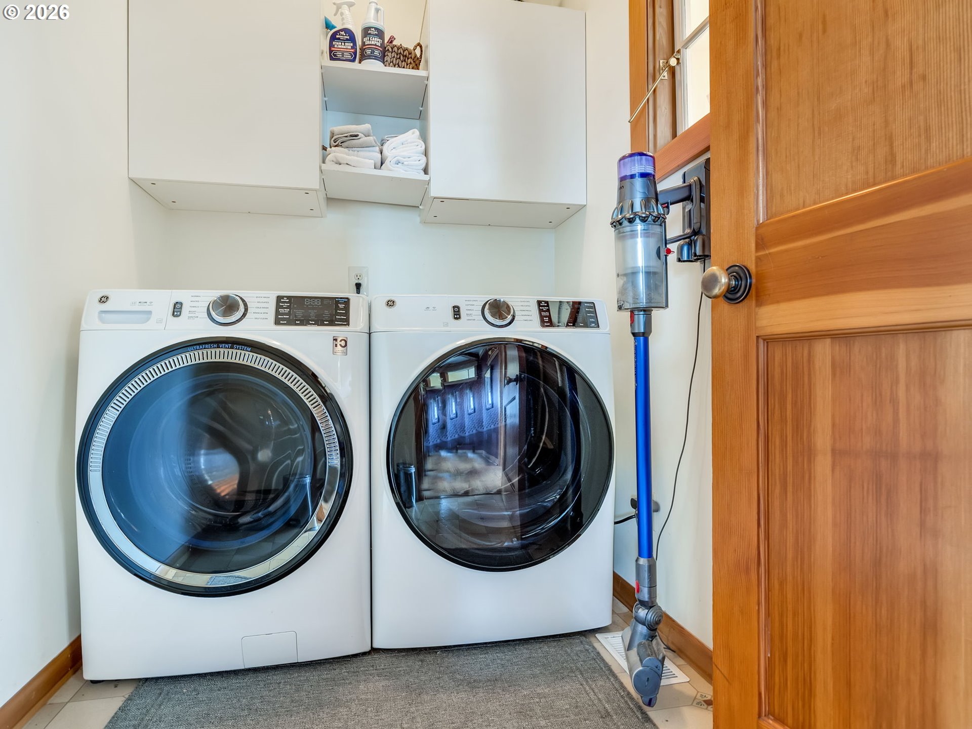 409 2nd Street Astoria, OR 97103 - Photo 36 of 45 a utility room with dryer and washer
