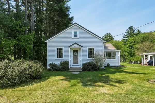 a view of a house with backyard