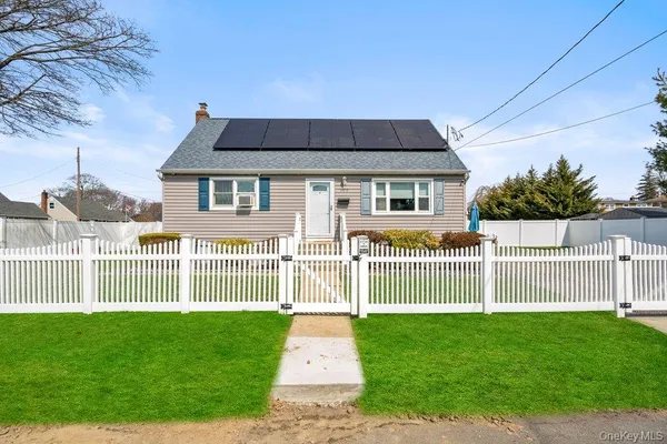 $599,990 | 290 38th Street, Lindenhurst, NY 11757