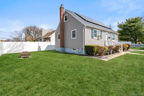 a view of a house with a backyard