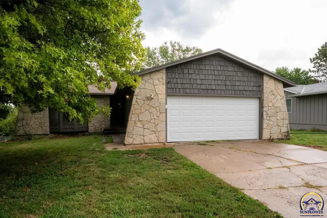 $210,000 | 2504 Southwest Kingsrow Road, Topeka, KS 66614