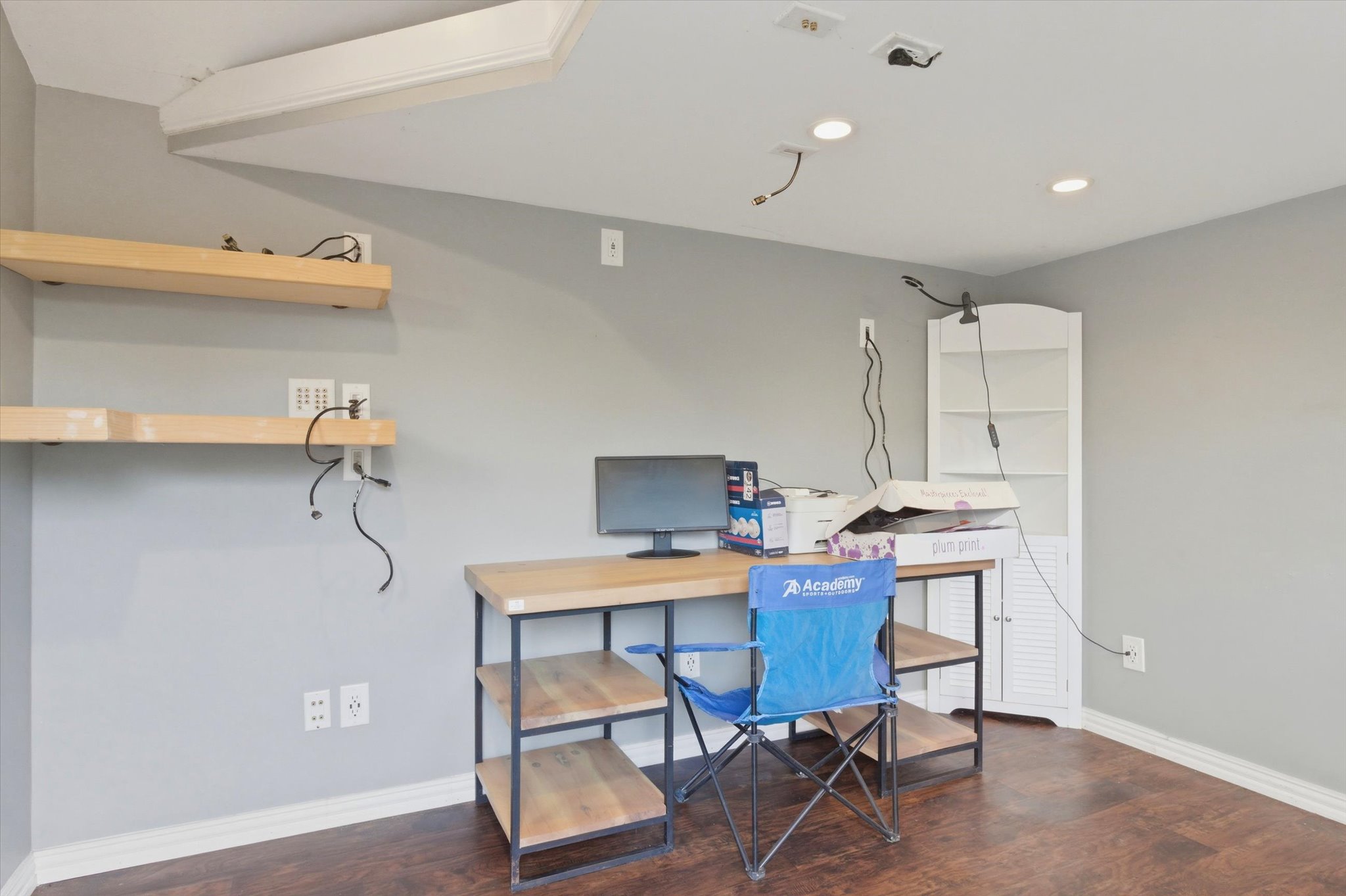8920 West Hove Loop Austin, TX 78749 - Photo 22 of 39 Room featuring wood-finish flooring, light gray walls, and recessed ceiling lighting
