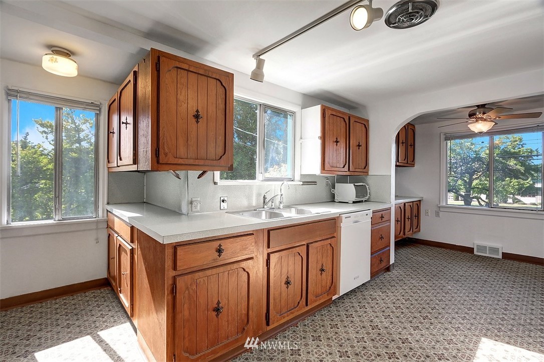 843 Southwest 116th Street Seattle, WA 98146 - Photo 4 of 21 Gallery Image 4
