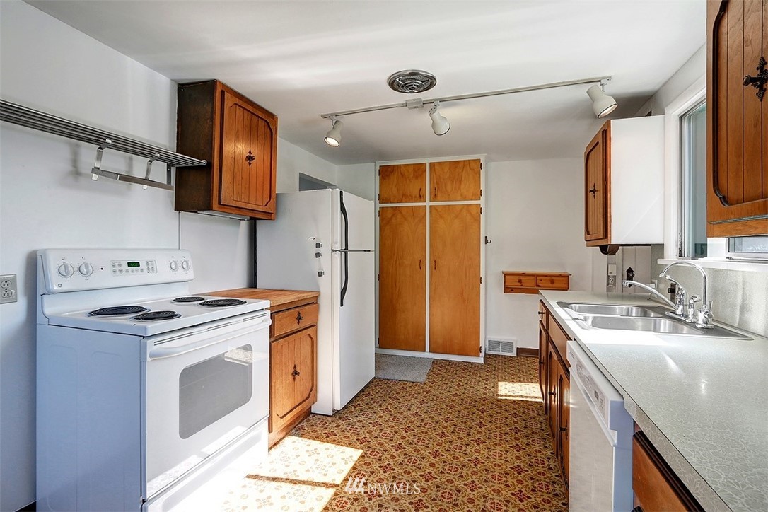 843 Southwest 116th Street Seattle, WA 98146 - Photo 6 of 21 Gallery Image 6