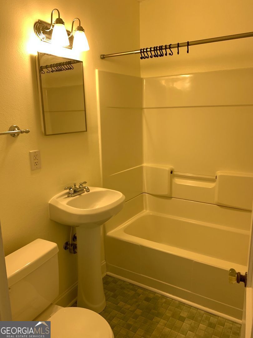 155 Windsor Court Athens, GA 30606 - Photo 8 of 14 a bathroom with a sink and a toilet