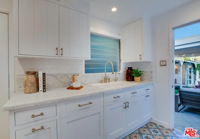 $2,350,000 | 739 Superba Avenue, Venice, CA 90291