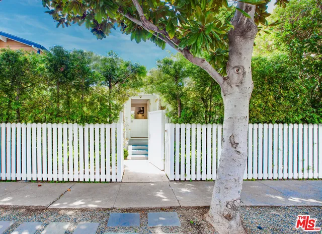 $2,350,000 | 739 Superba Avenue, Venice, CA 90291