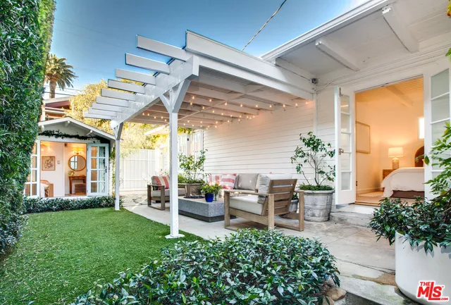 $2,350,000 | 739 Superba Avenue, Venice, CA 90291
