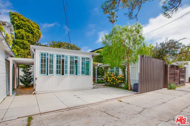 $2,350,000 | 739 Superba Avenue, Venice, CA 90291
