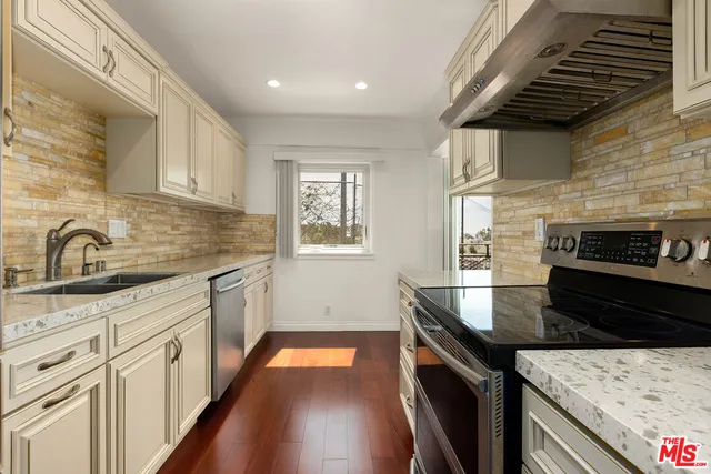 $799,000 | 289 South Barrington Avenue, Unit A307, Los Angeles, CA 90049