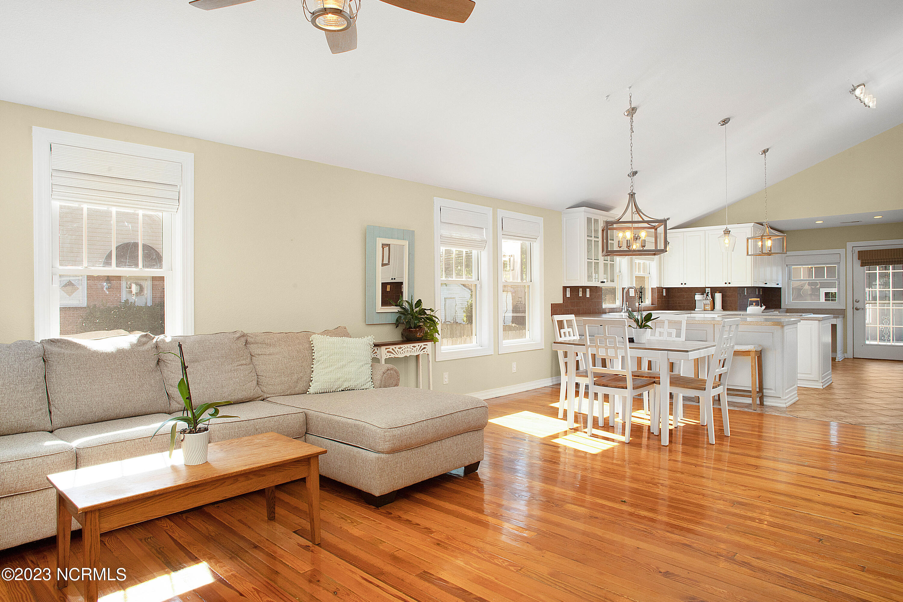 1507 Rhem Avenue New Bern, NC 28560 - Photo 11 of 33 Living Room