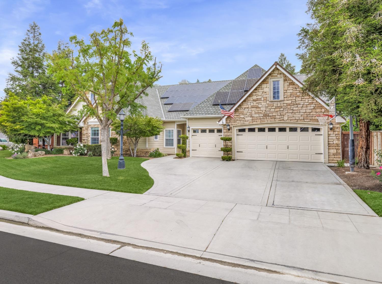 371 West Warwick Avenue Clovis, CA 93619 - Photo 2 of 42 a view of white house with a yard