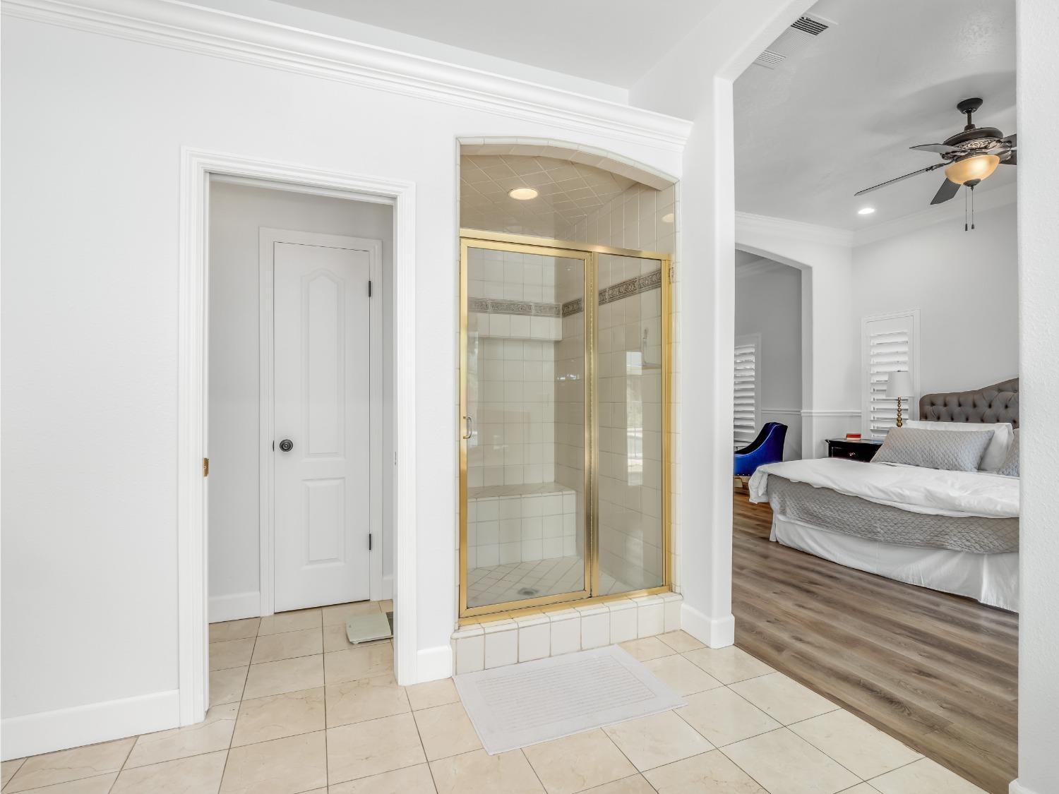 371 West Warwick Avenue Clovis, CA 93619 - Photo 25 of 42 a bathroom with a tub shower and mirror