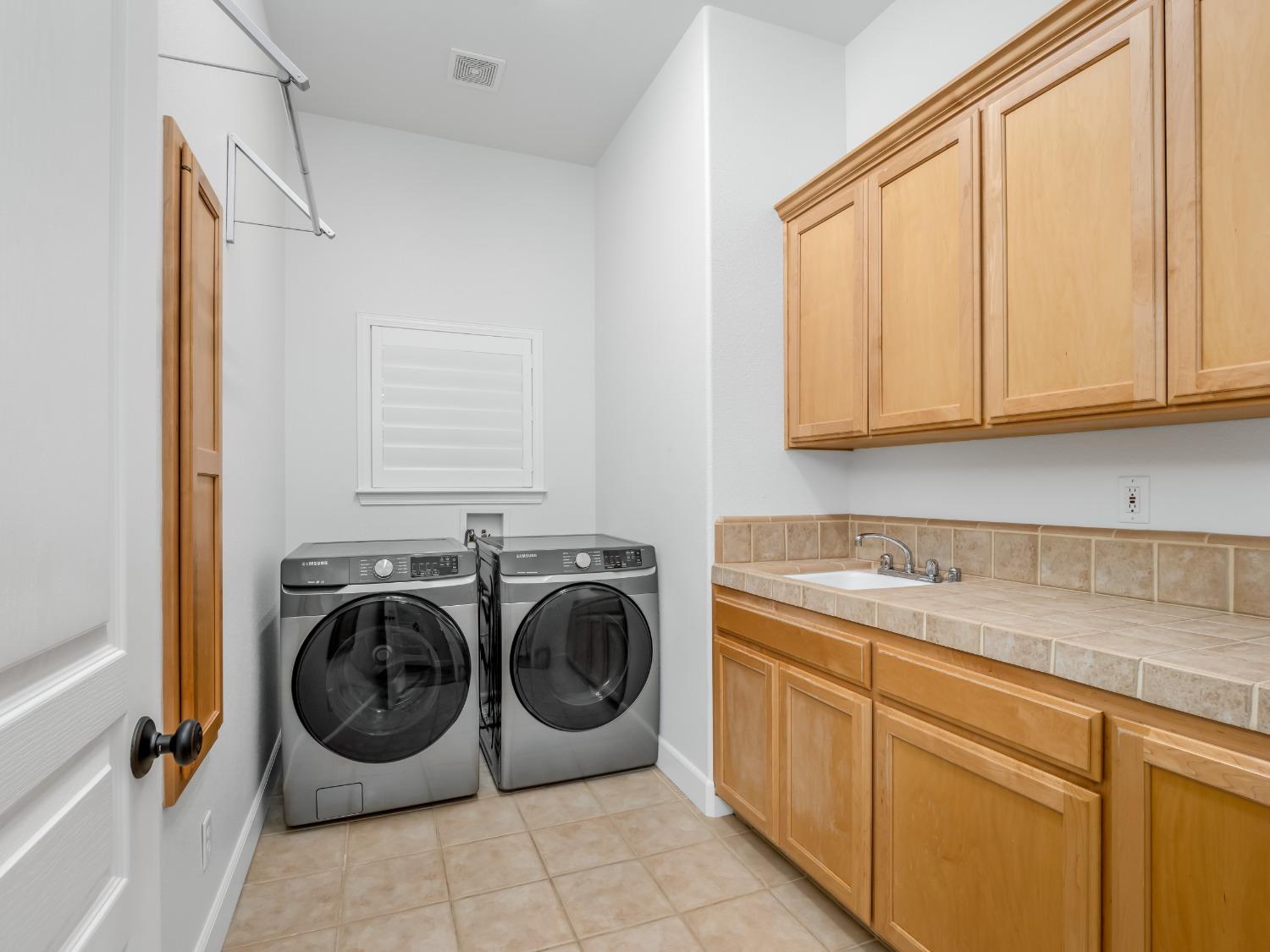371 West Warwick Avenue Clovis, CA 93619 - Photo 26 of 42 a utility room with sink dryer and washer