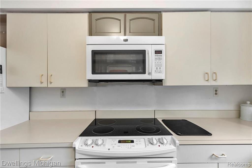 29726 Pine Ridge Circle Farmington Hills, MI 48331 - Photo 18 of 34