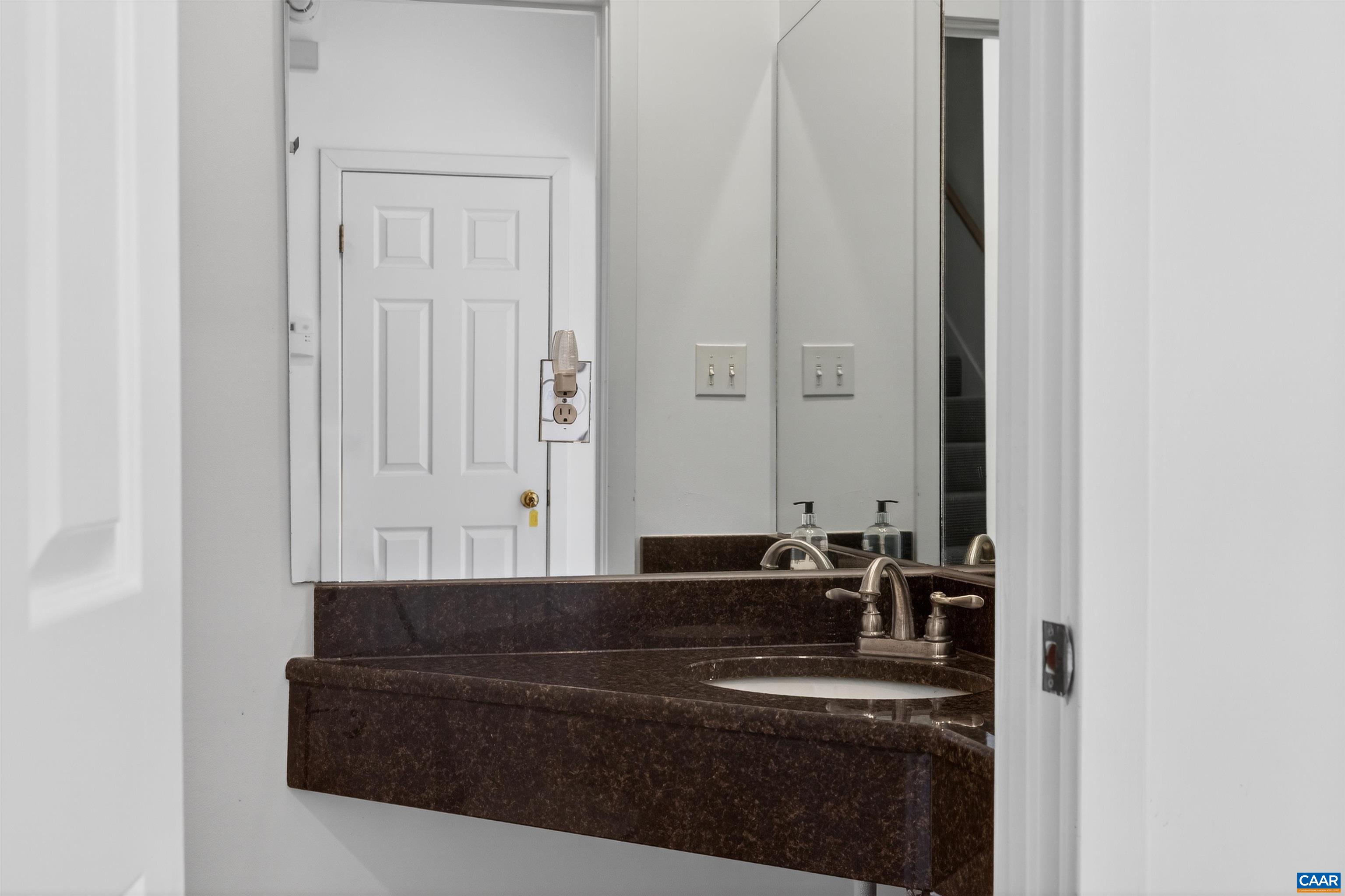 22 Trillium Cl Roseland, VA 22967 - Photo 16 of 31 Main level bathroom