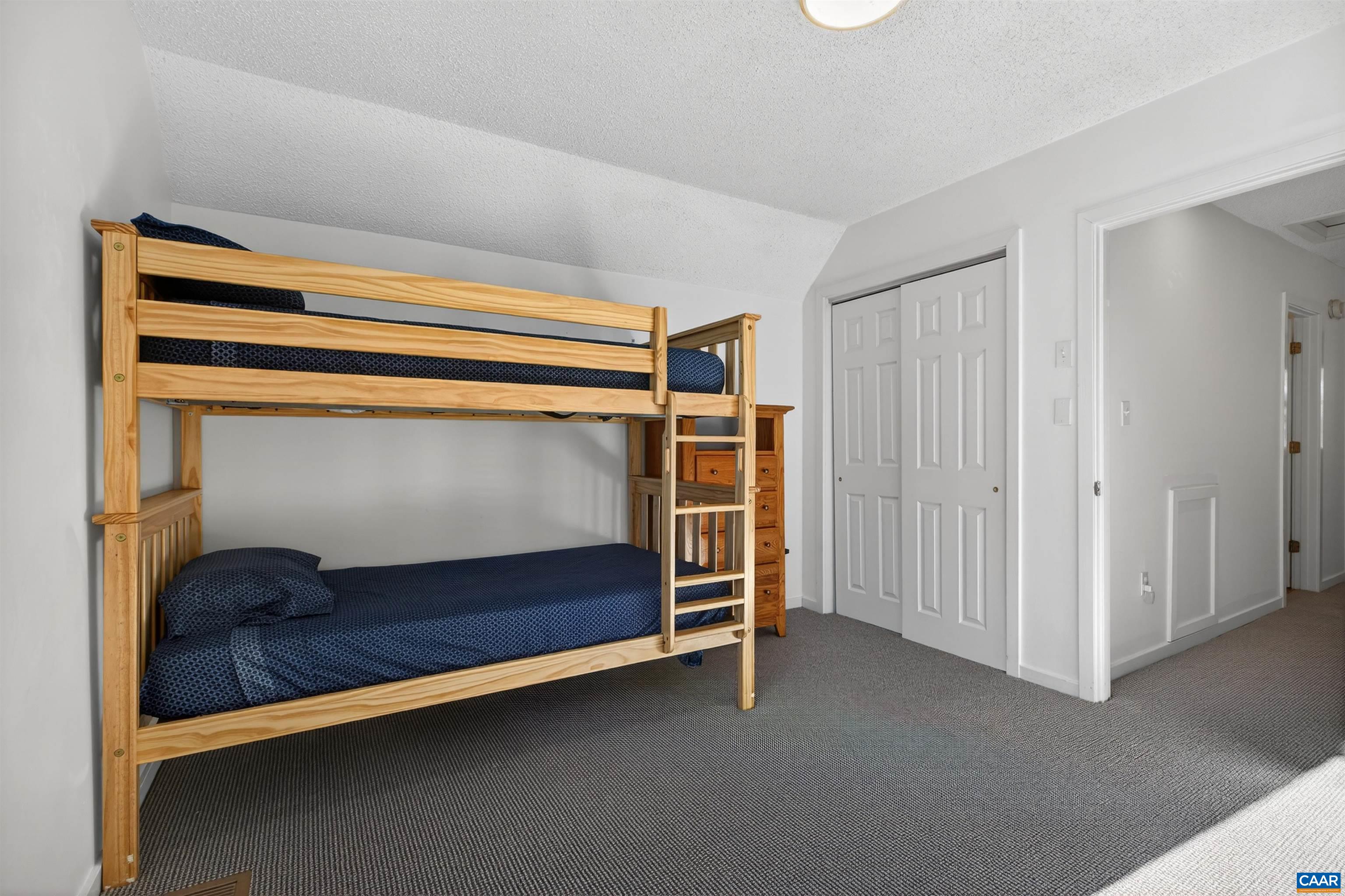 22 Trillium Cl Roseland, VA 22967 - Photo 31 of 35 a living room with a bed and furniture