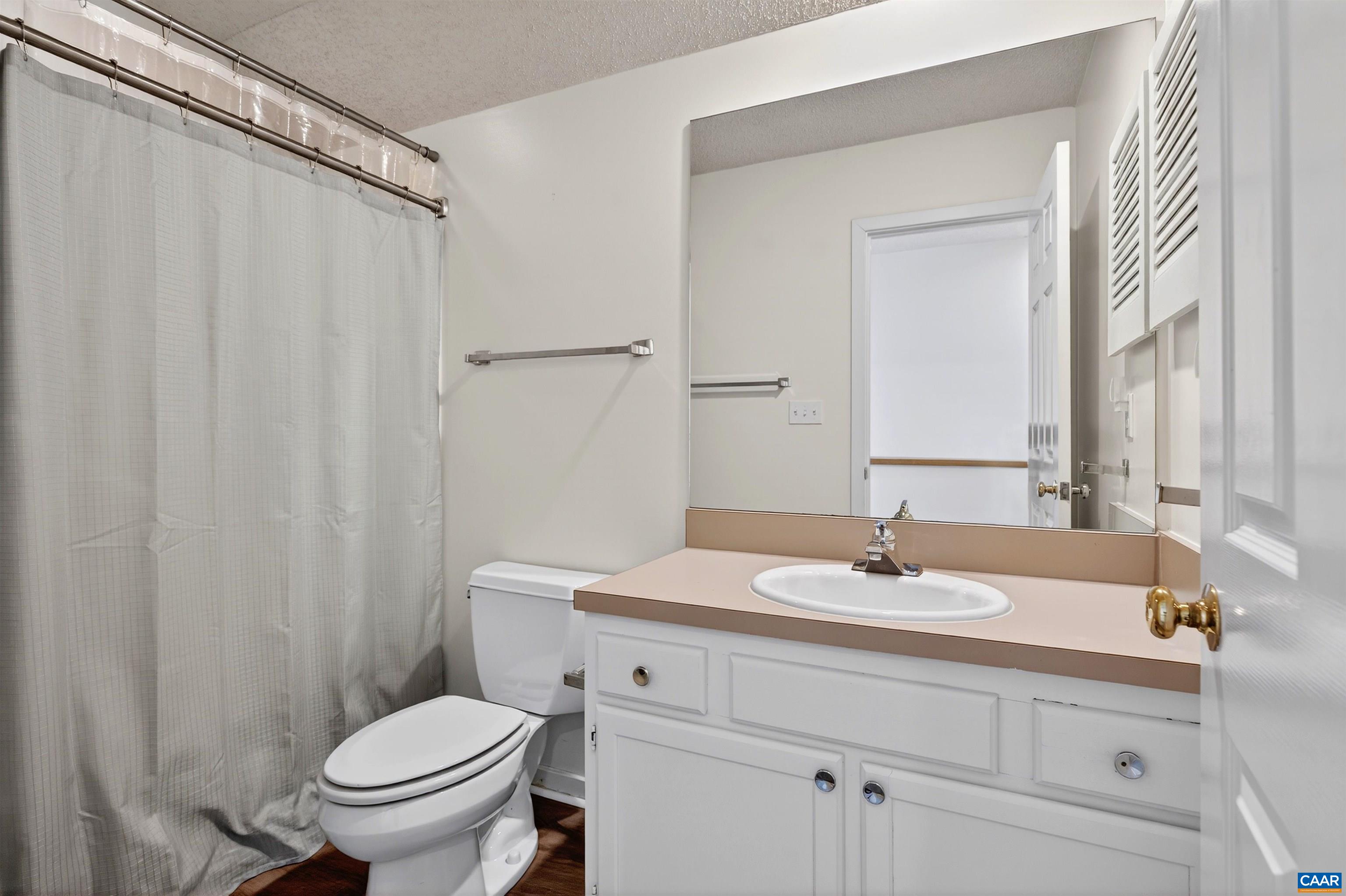 22 Trillium Cl Roseland, VA 22967 - Photo 32 of 35 a bathroom with a sink toilet and shower