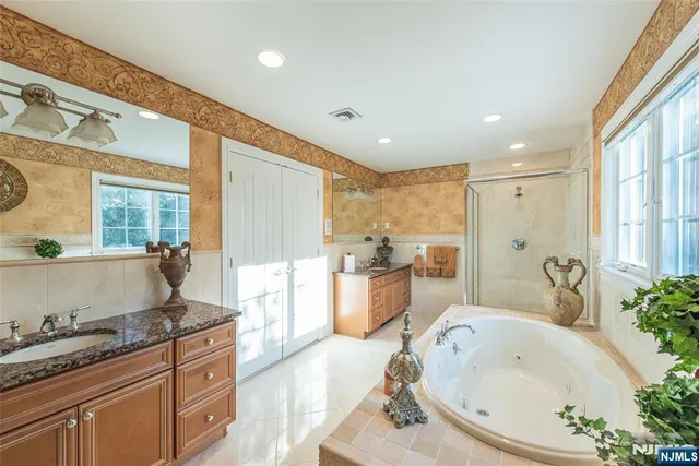 $1,750,000 | 6 Merrimack Court, Paramus, NJ 07652