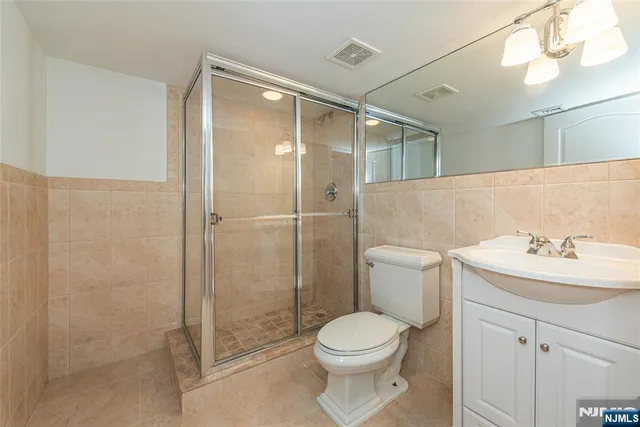 $1,750,000 | 6 Merrimack Court, Paramus, NJ 07652