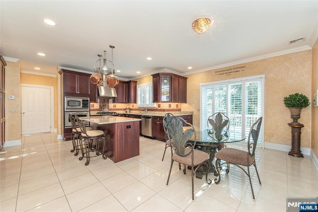 6 Merrimack Court Paramus, NJ 07652 - Photo 5 of 24