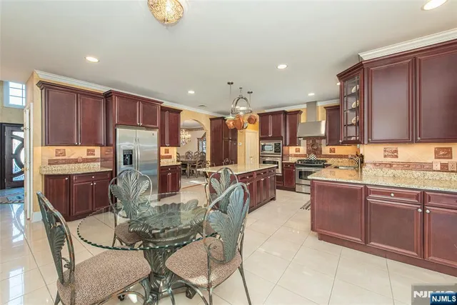 $1,750,000 | 6 Merrimack Court, Paramus, NJ 07652