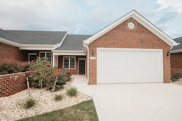 $399,900 | 174 Villa Oak Circle, Bedford, VA 24523
