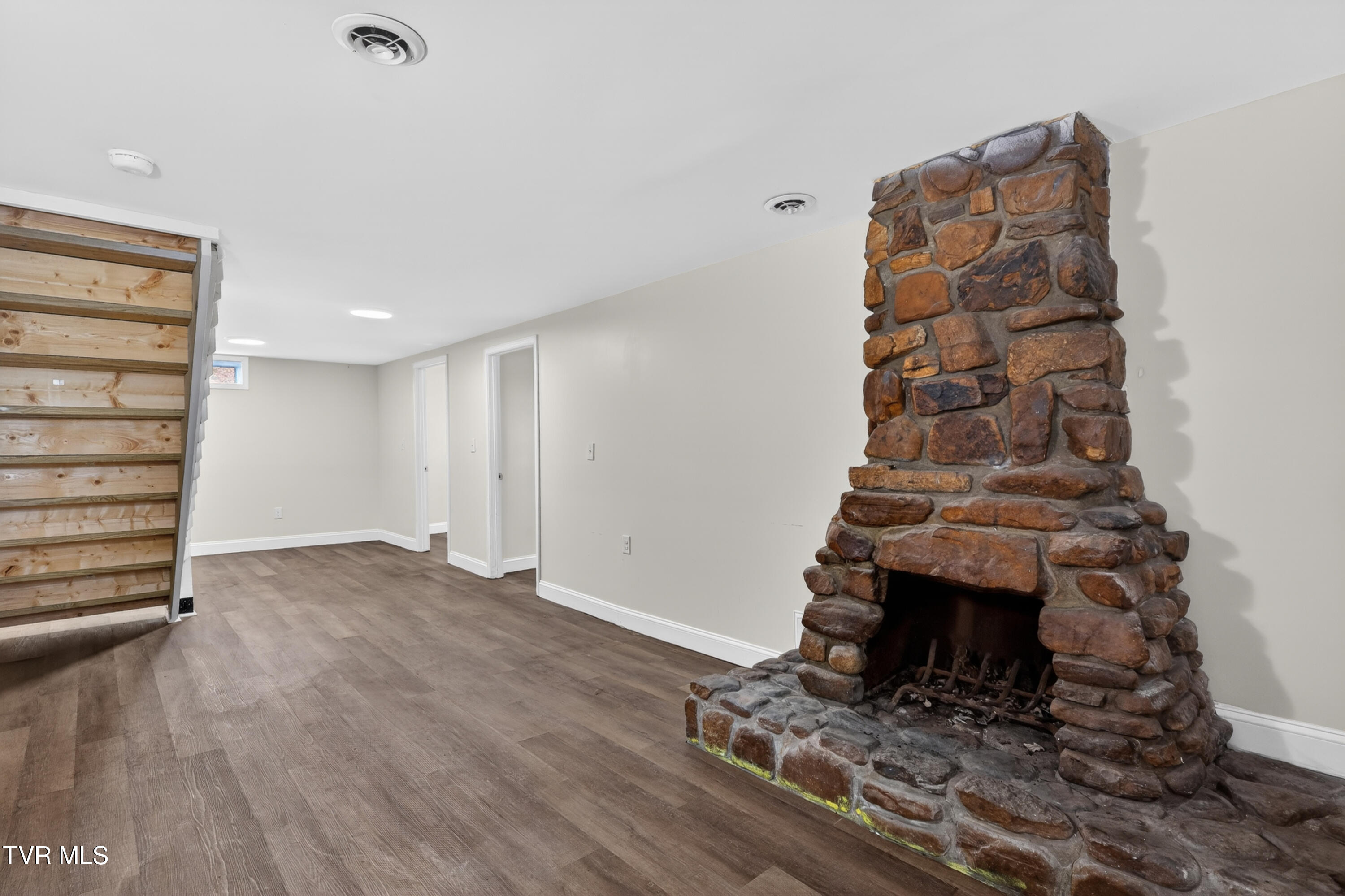 509 Rogan Street Kingsport, TN 37660 - Photo 18 of 26 509-Rogan-St-Kingsport-Windowstill 13