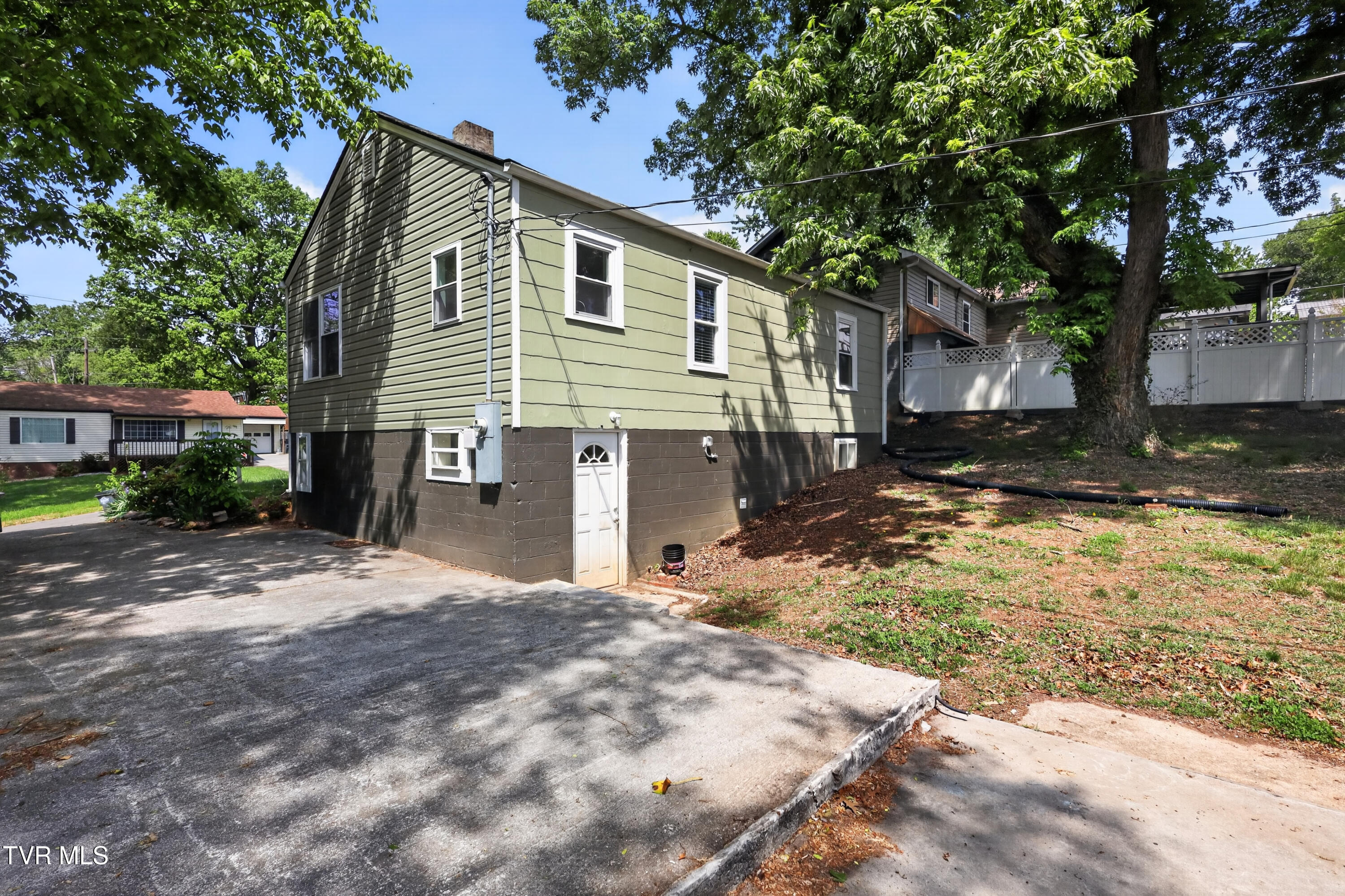 509 Rogan Street Kingsport, TN 37660 - Photo 25 of 26 509-Rogan-St-Kingsport-Windowstill 24