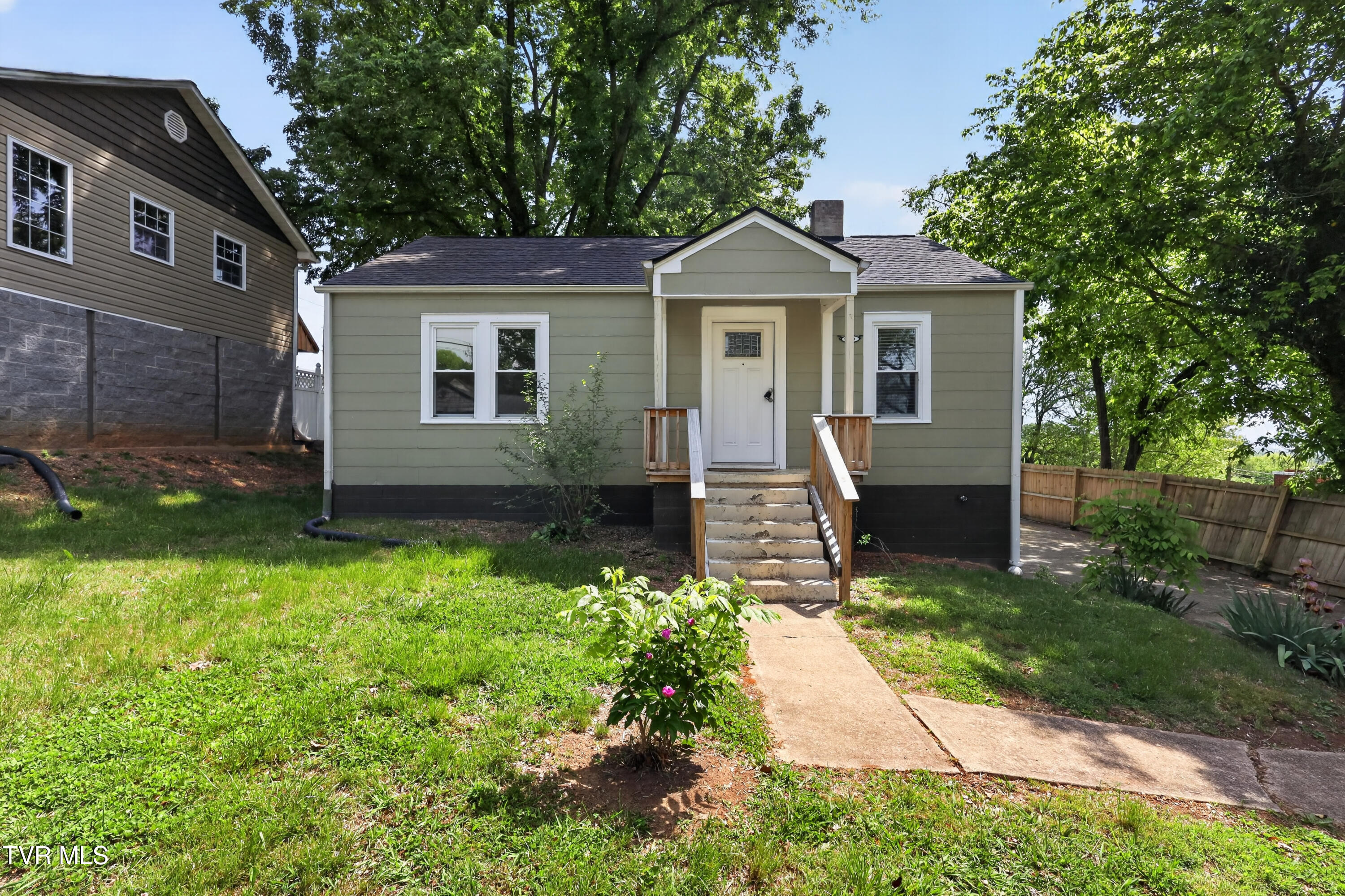 509 Rogan Street Kingsport, TN 37660 - Photo 3 of 26 509-Rogan-St-Kingsport-Windowstill 3