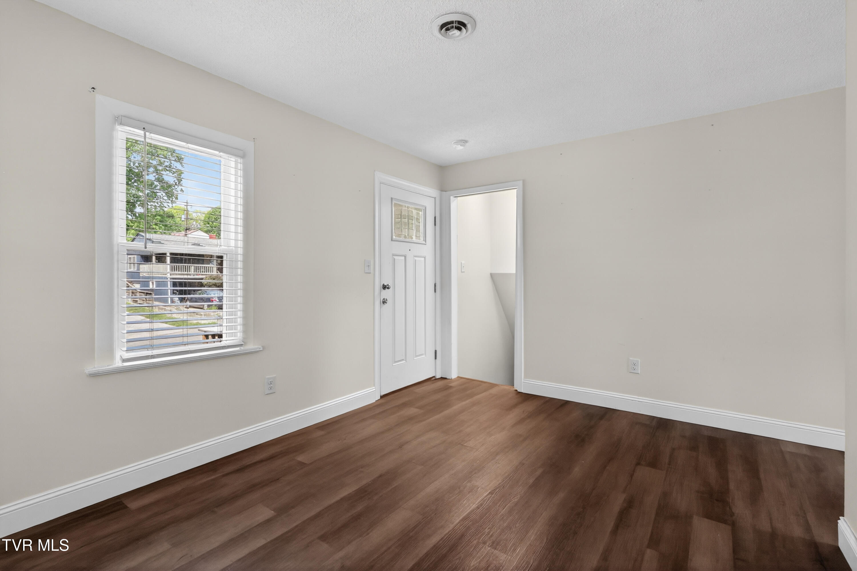 509 Rogan Street Kingsport, TN 37660 - Photo 5 of 26 509-Rogan-St-Kingsport-Windowstill 17