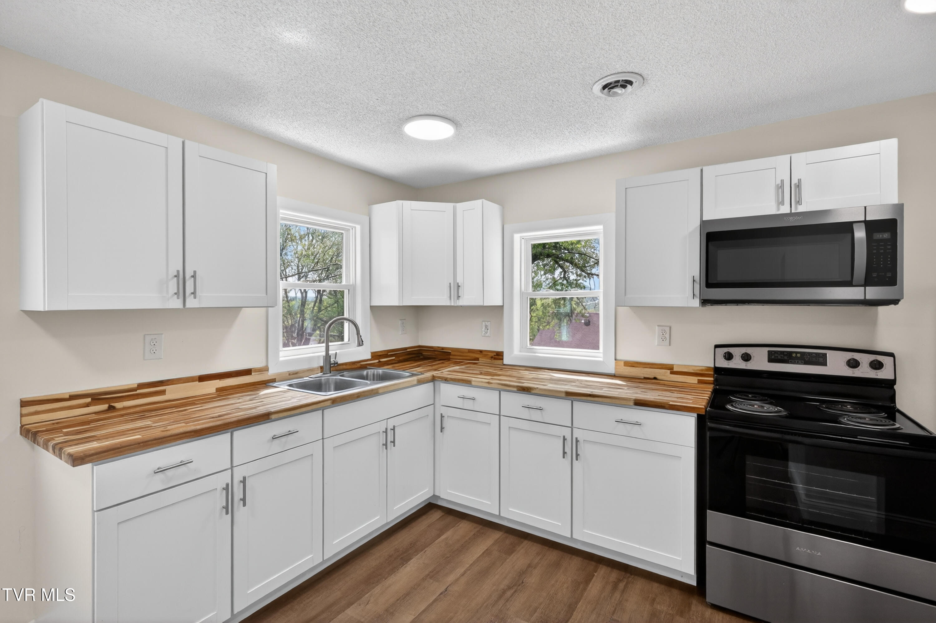 509 Rogan Street Kingsport, TN 37660 - Photo 8 of 26 509-Rogan-St-Kingsport-Windowstill 8