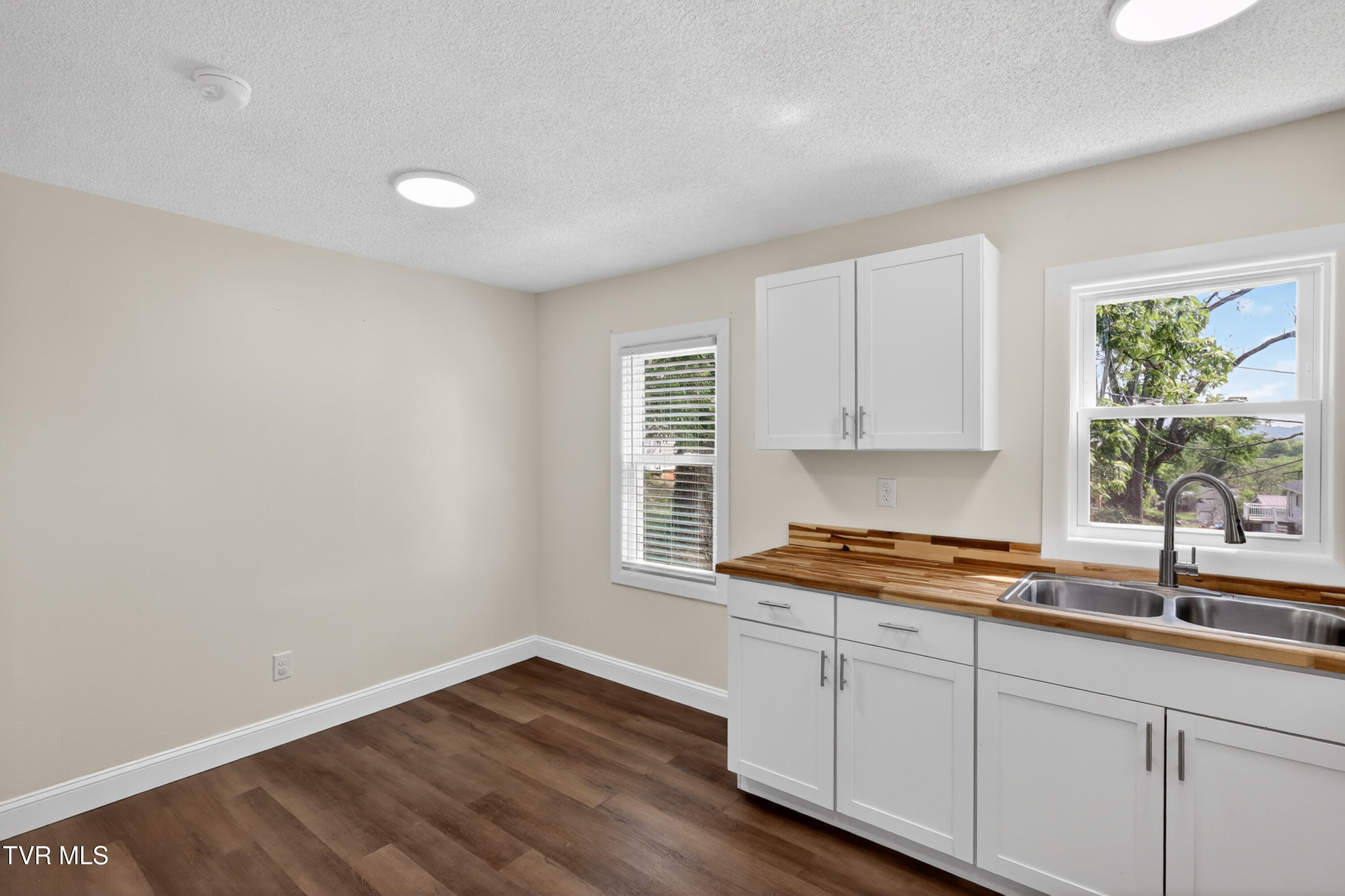 509 Rogan Street Kingsport, TN 37660 - Photo 9 of 26 509-Rogan-St-Kingsport-Windowstill 9