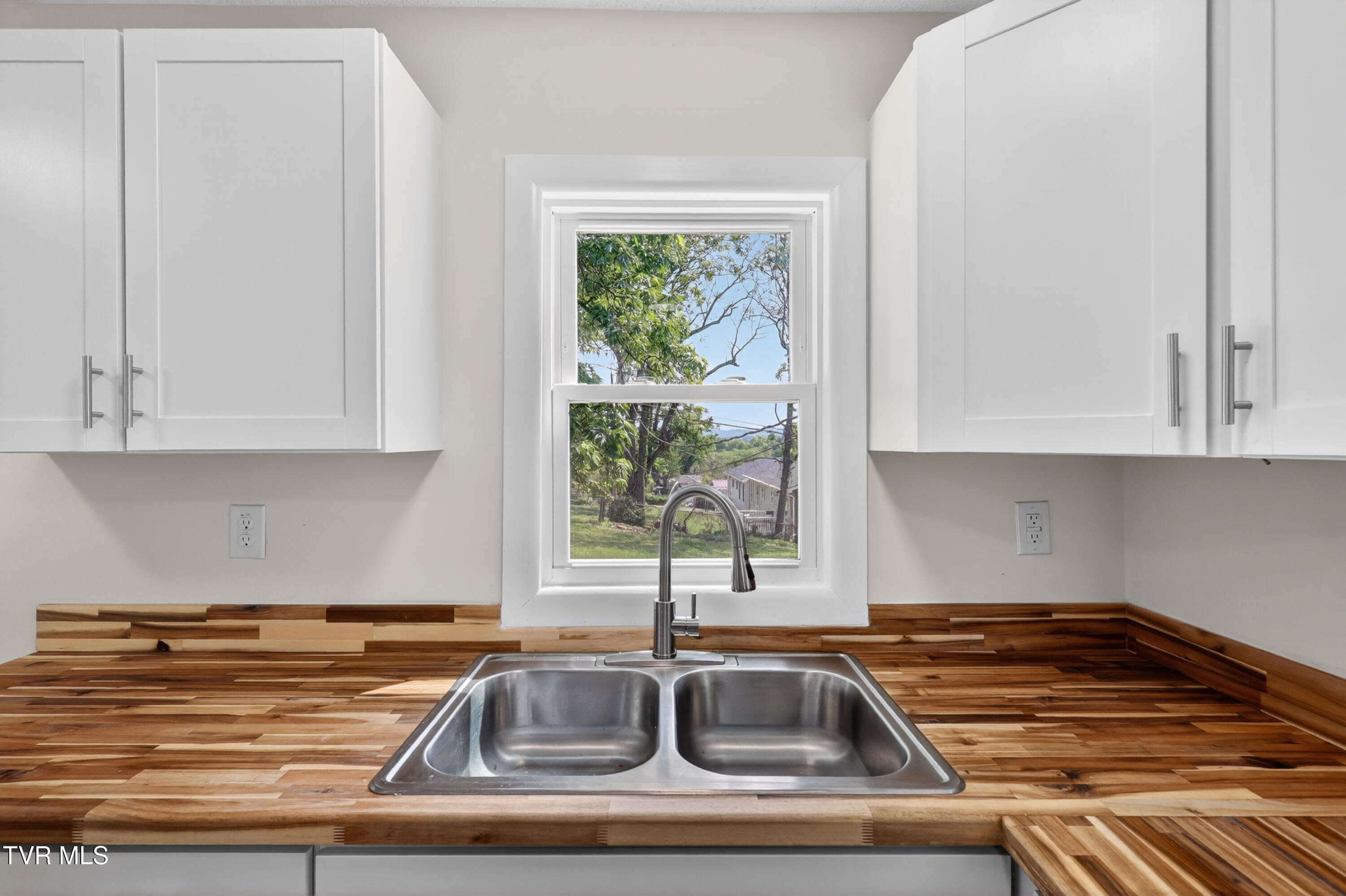 509 Rogan Street Kingsport, TN 37660 - Photo 10 of 26 509-Rogan-St-Kingsport-Windowstill 11