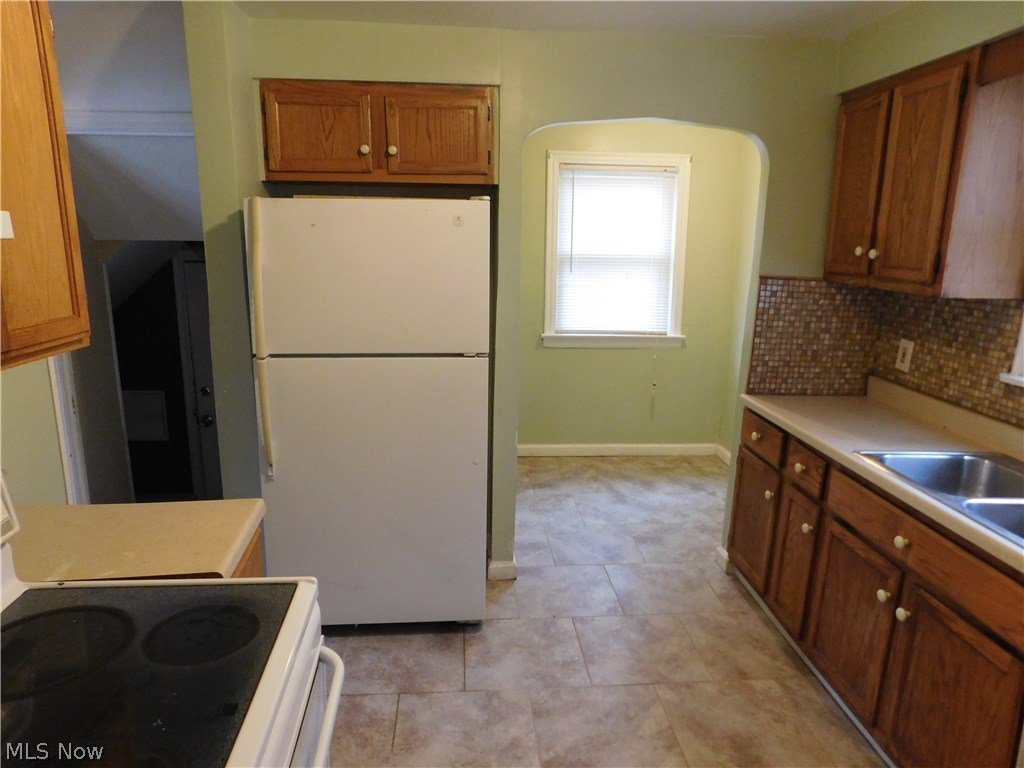 3398 Hartwood Road Cleveland, OH 44112 - Photo 5 of 17
