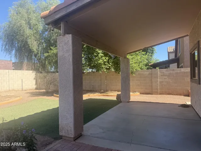 a view of back yard of the house