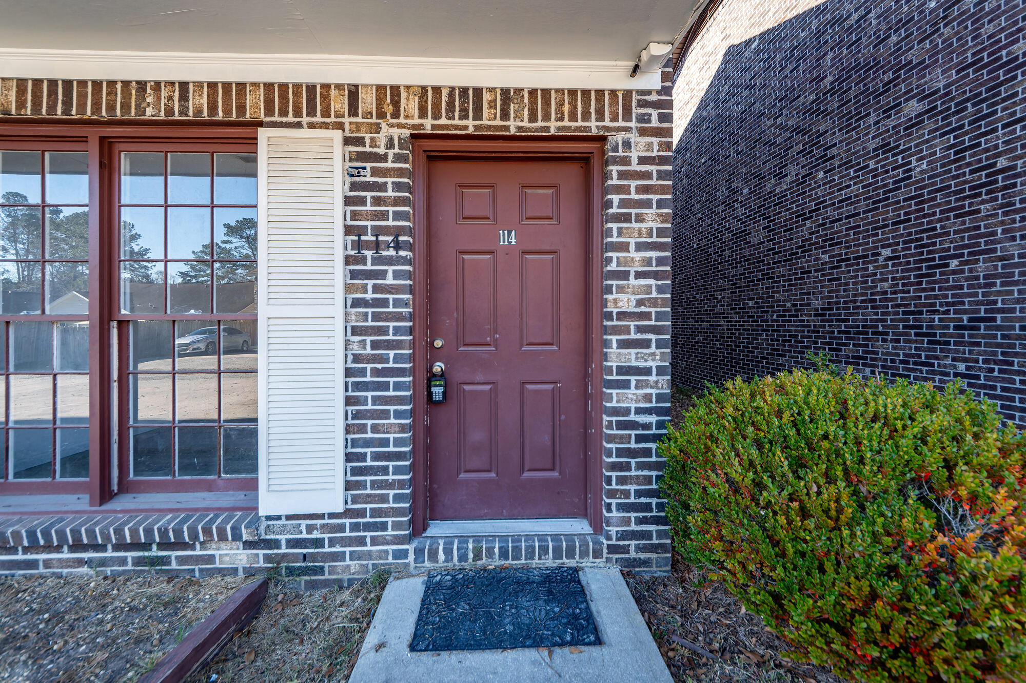 114 Colonial Court Summerville, SC 29483 - Photo 2 of 23 02