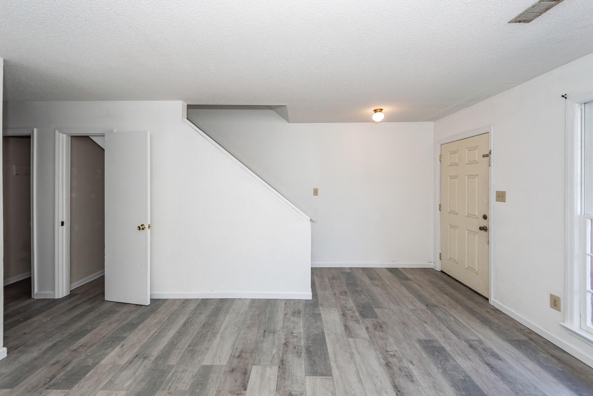 114 Colonial Court Summerville, SC 29483 - Photo 4 of 23 04