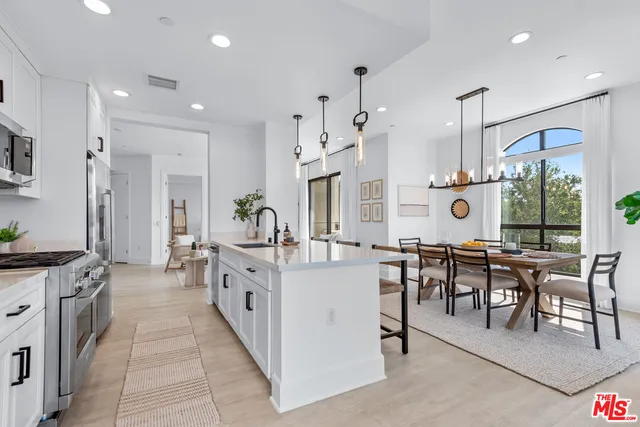 $1,095,000 | 5015 Balboa Boulevard, Unit 408, Encino, CA 91316