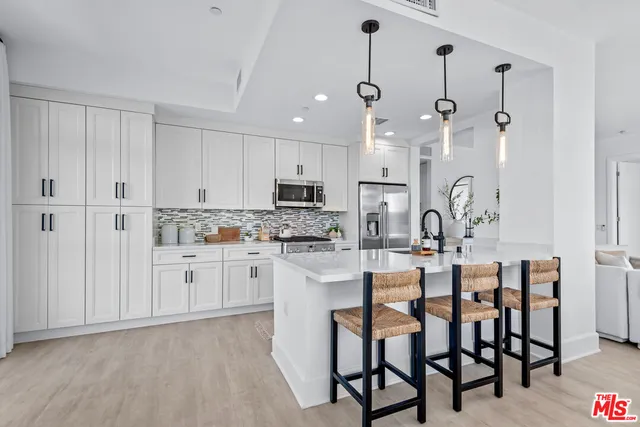 $1,095,000 | 5015 Balboa Boulevard, Unit 408, Encino, CA 91316